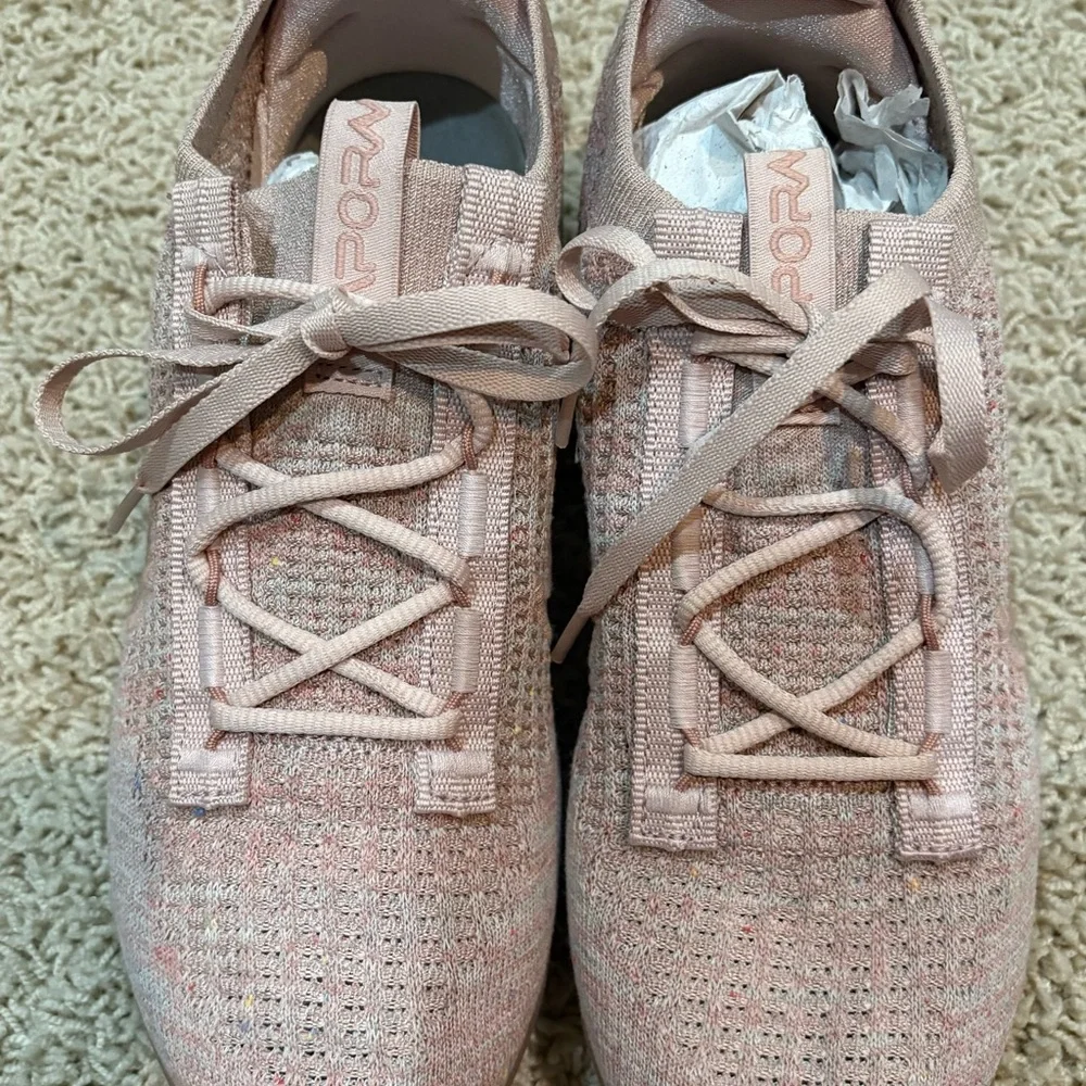 Nike Women’s Pink Nike Air VaporMax NIB - Picture 2 of 5